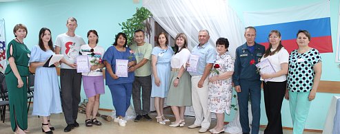 Под знаком ромашки: центр соцобслуживания поздравил семейные пары района