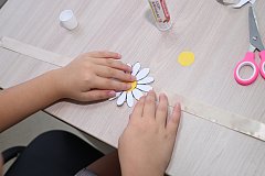 В Александровом Гае  сплели «Ромашковые браслеты»: в честь Дня семьи, любви и верности прошел творческий мастер-класс