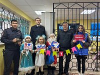 Школьники Александров Гая поздравили сотрудников полиции с Новым годом
