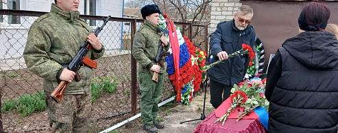 Журавли в небе: в Александровом Гае простились с земляком-героем 