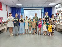 В Александрово-Гайской библиотеке прошел мастер-класс «Ромашковый лучик счастья» 