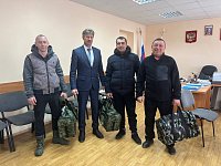 Глава Александрово-Гайского района вручил военные сумки добровольцам
