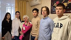Активисты Движения Первых поздравили Александрово-Гайских женщин с праздником