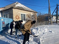 Ученики школы №1 Александров Гая пришли на помощь пенсионерке после сильного снегопада 