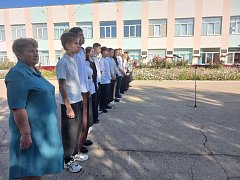 «Школа — это всегда о будущем»: директор Сергей Харьков поздравил учеников с началом учебного года
