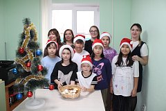 Юные александровогайцы отпраздновали День рождения Деда Мороза 