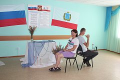 Под знаком ромашки: центр соцобслуживания поздравил семейные пары района