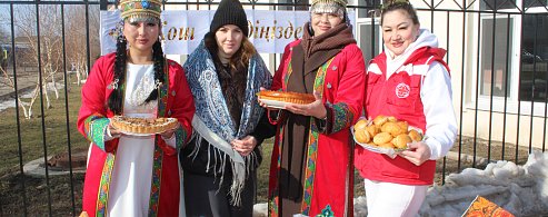 Александровогайцы встретили весну жаворонками и баурсаками