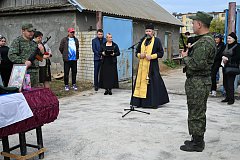 «Быть воином - значит жить вечно!»: Александровогайцы простились с ефрейтором Денисом Непряхиным