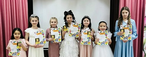 В Александрово Гайском ЦДТ прошел весенний конкурс юных прелестниц