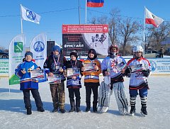 Жаркими схватками завершился хоккейный сезон в Александров Гае 